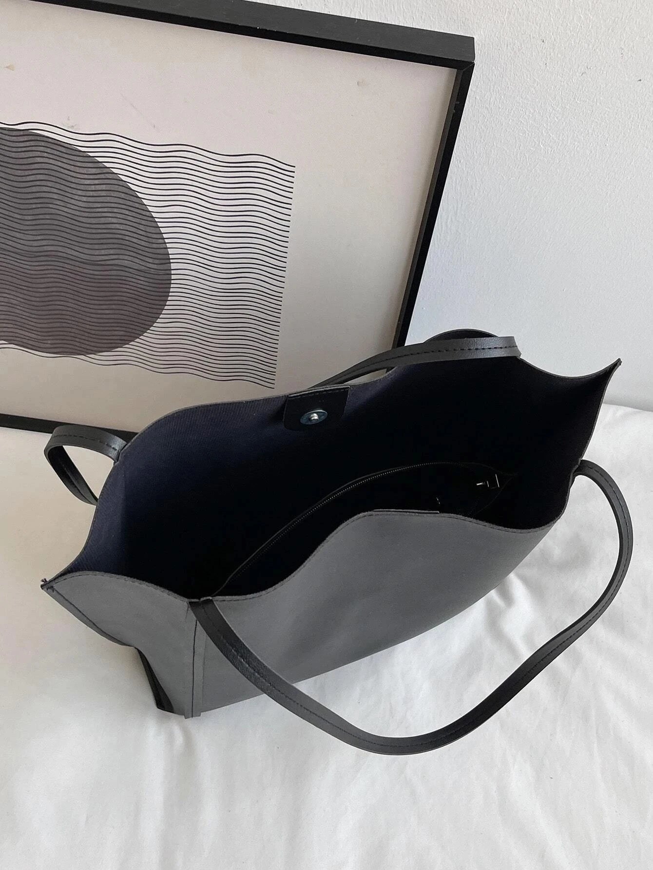 Minimalistisk svart toteväska i klassisk design
