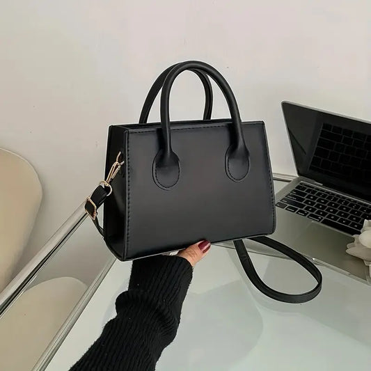 Svart crossbodyväska med dragkedja, stilren design