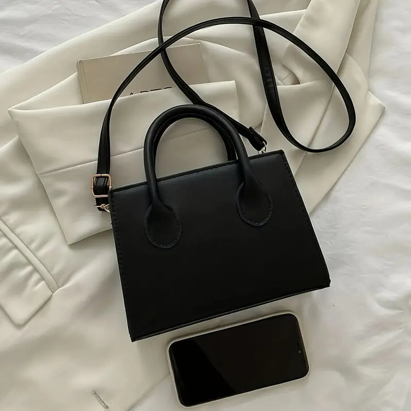 Minimalistisk svart axelväska i polyester