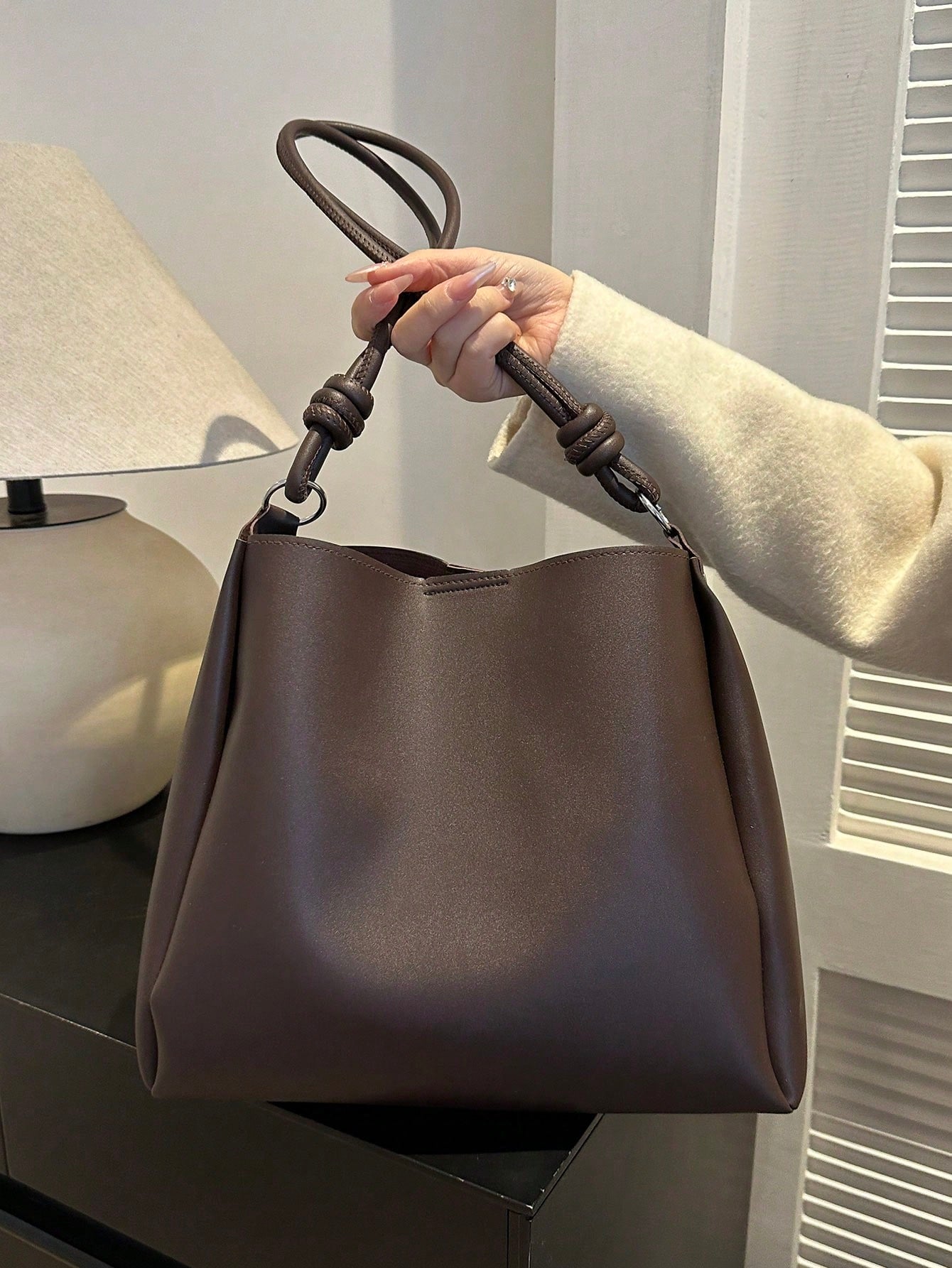 Toteväska med viktdetalj